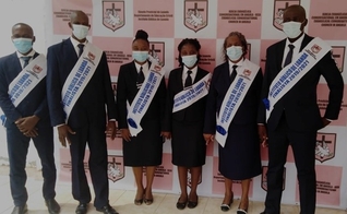 Maria Rogéria entre colegas durante formatura. (Foto: Reprodução / Notícias de Angola)