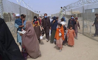 Afegãos em fuga. (Foto: AP Photo/Jafar Khan)