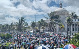 Marcha foi até palácio do governo, na capital San Juan. (Foto: Reprodução / Twitter)