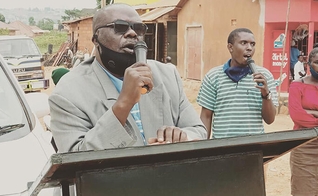 Pastor Kaloli Nsubuga prega nas ruas de Uganda. (Foto: Reprodução / UGCN)