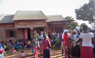 Enlutados na casa do assassinado Tabiruka Tefiiro na aldeia de Bupalama, no leste de Uganda. (Foto: Morning Star News).