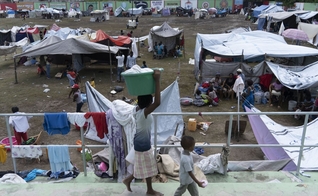 Centenas de famílias estão abrigadas no acampamento em Los Cayos após perderem suas casas no terremoto. (Foto: Monica Gonzalez/El País)