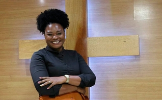 Carla Priscila de Souza recebeu palavras de maldição na infância, mas Deus transformou sua história. (Foto: Site Mulher Cristã).