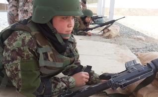 Kubra Behroz, que serviu Exército Nacional do Afeganistão. (Foto: Lalage Snow / The Telegraph / Atlântico Press)