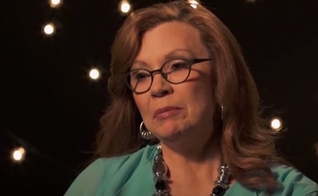 Kathy Sanders perdeu dois netos no atentado de Oklahoma, em 1995. (Foto: Reprodução / GOD TV)