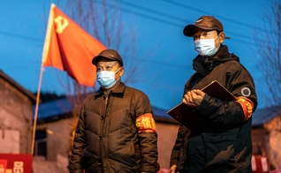 Membros da equipe vigiando em um posto de controle, na cidade fronteiriça de Suifenhe, na província de Heilongjiang, nordeste da China, em 21 de abril de 2020. (Foto: STR/AFP/Getty Images)