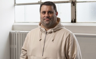 O pastor Kevin Ramsby foi esfaqueado 37 vezes em sua casa nos EUA. (Foto: Reprodução/AG News) 