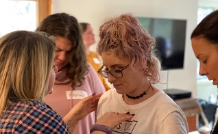 Annie Bullard criou o ministério 99ONE para evangelizar dançarinas de clubes de stripp. (Foto: Assemblies of God).