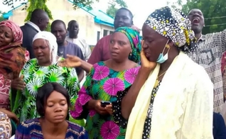 Os pais estão na expectativa da libertação dos outros 65 alunos que permanecem em cativeiro. (Foto: Reuters)