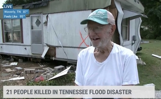 Buddy McNabb em frente a seu trailer. (Foto: Reprodução / The Weather Channel)