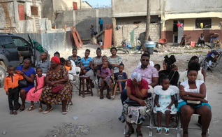 Haitianos participaram de cultos pela primeira vez, após o terremoto. (Foto: AP Photo/Matias Delacroix). 