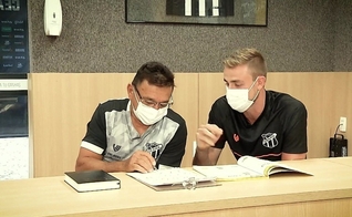 O jogador Klaus ensinando Seu Orlando a ler. (Foto: Reprodução / GE)