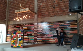 Altar é construído por detentos em igreja evangélica em Canhotinho. (Foto: Divulgação / Seres)