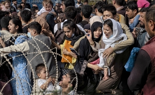 Afegãos se aglomeram junto aos muros do aeroporto de Cabul na esperança de serem retirados do país. (Foto: Juan Carlos/El País)