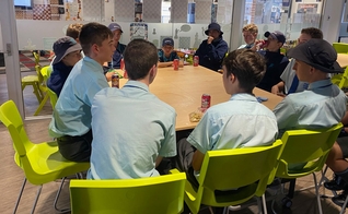 Byron Tolhurst em estudo bíblico na King's Christian College, na Austrália. (Foto: Adventist Record)