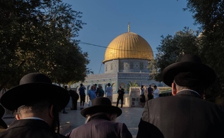 Judeus ortodoxos e outros orando no Monte do Templo em Jerusalém na segunda-feira (23). (Foto: Amit Elkayam/The New York Times).
