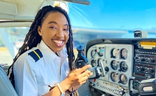 Miracle Izuchukwu na cabine do avião. (Foto: Reprodução / Instagram)