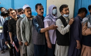 Afegãos já faziam filas no serviço de emissão de passaportes, antes da tomada de Cabul. (Foto: Getty Images)