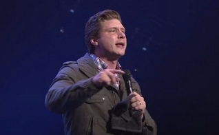 Daniel Kolenda em ministração na Austrália. (Foto: Reprodução / YouTube)