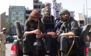 Membros do Talibã patrulham as ruas da cidade de Jalalabad, Afeganistão, em 17 de agosto de 2021. (Foto: Stringer/Anadolu/Getty Images)