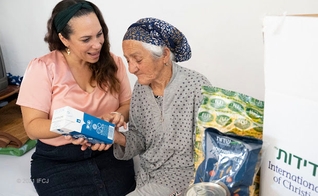 Yael Eckstein e uma idosa contemplada pela IFCJ em Israel. (Foto: Erik Davis)
