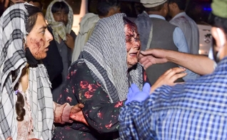Mulheres feridas chegam a um hospital após o ataque terrorista, em Cabul, no Afeganistão. (Foto: Wakil Kohsar/AFP)
