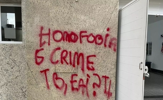 Igreja Batista em Criciúma foi pichada após fala de prefeito sobre demissão de professor na quinta-feira. (Foto: Reprodução/NSC TV)