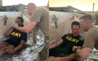 Sete soldados americanos do Forte Irwin, na Califórnia, foram batizados por capelães militares. (Foto: Reprodução/Facebook).