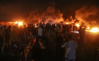 Palestinos protestam durante a noite perto da fronteira com Israel, a leste da Cidade de Gaza, em 28 de agosto de 2021. (Foto: Atia Mohammed/Flash90)