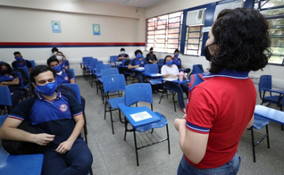 Alunos durante aula. (Foto: Reprodução / O Poder)
