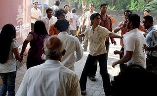 Os agressores invadiram a casa do pastor Kawalsingh Paraste, enquanto realizava um culto doméstico. (Foto: Asia News).