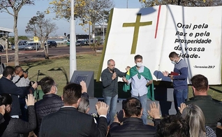 Pastores e líderes no movimento de clamor por amor a Cascavel. (Foto: Prefeitura de Cascavel)