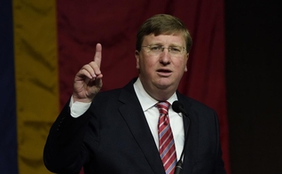 Tate Reeves, governador do Mississippi, nos EUA. (Foto/l Rogelio V. Solis/AP)