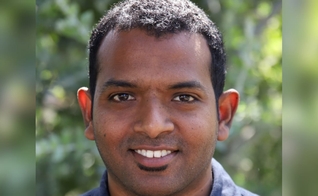 O indiano Enoch evangelizou toda a sua universidade, mais de 500 pessoas, entre funcionários e alunos. (Foto: Eternity News).