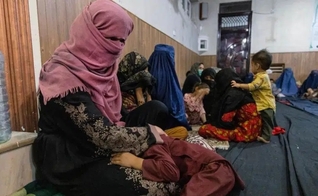 Mulheres no Afeganistão temem pelo futuro, relembrando a opressão exercida pelo Talibã no passado. (Foto: Reprodução / CNN Brasil)
