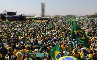 Manifestantes participam de ato na Esplanada dos Ministérios. (Foto: Fabio Rodrigues-Pozzebom / Agência Brasil)