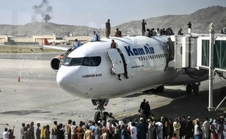 Avião estacionado no aeroporto de Cabul. (Foto: Wakil Kohsar/AFP)