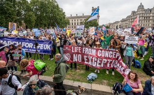 Milhares marcham pela vida em Londres. / Marcha pela vida no Reino Unido.