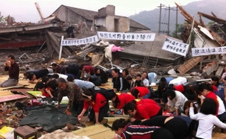 Cristãos se ajoelham nos escombros de uma igreja demolida . (Foto: Reprodução / China Aid)