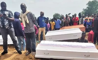 Funeral de 28 de agosto pela Diocese Anglicana de Jos para 17 dos 33 cristãos mortos em 25 de agosto em Yelwa Zangam. (Foto: Reprodução/Facebook).