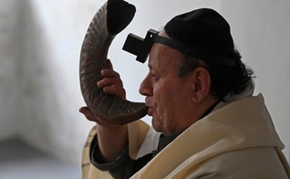 Zebulon Simentov toca um Shofar na sinagoga, localizada em um antigo prédio em Cabul. (Foto: Wakil Kohsar/AFP/Getty Images).