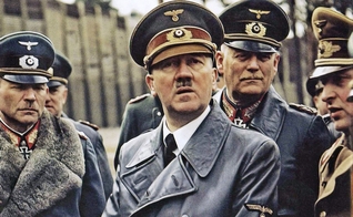 Foto colorida de Adolf Hitler com soldados em Rügenwalde, na Alemanha, em 19 de março de 1943. (Foto: Reprodução)