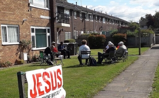 Dois evangelistas começaram os encontros na frente de casa, durante a pandemia em 2020. (Foto: Premier Christianity).