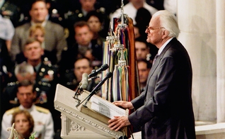Billy Graham na Catedral Nacional de Washington, em 14 de setembro de 2001, ministrando ao povo americano. (Foto: Billy Graham Evangelistic Association).