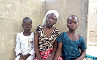 Em ataque de Fulanis, Juliet Yohanna e seus cinco filhos permaneceram dentro do buraco por quatro dias. (Foto: Aid To The Church In Need).