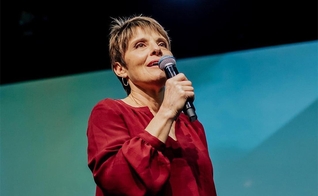 Joanne Moody estará no Brasil para a conferência Voz dos Apóstolos. (Foto: Agape Freedom Fighters)