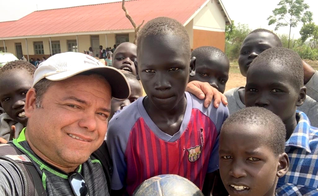 Hector Cabrera, um missionário cubano que serve em Uganda, usa os esportes como para compartilhar o Evangelho com refugiados. (Foto: IMB).