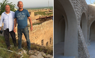 Yaacov Schaffer (à esq.) e Meir Ronen, em Alqosh, ao lado da tumba destruída; à direita, o patrimônio restaurado. (Foto: Reprodução / Yaacov Schaffer)