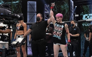 McLaughlin [à direita] após vitória na competição do MMA derrotando Celine Provost [à esquerda]. (Foto: Reprodução / Combate Global)