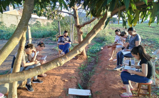  Os moradores da Rua dos Ypês, na cidade de Cosmópolis, passaram a se reunir todos os dias para orar e ler a Bíblia. (Foto: Gazeta de Cosmópolis). 